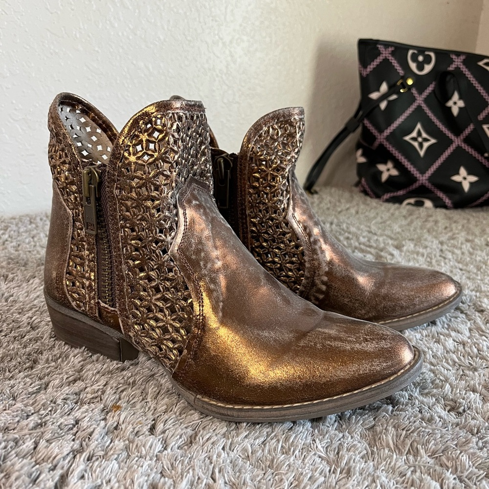🌟 Circle G | Cut-out booties